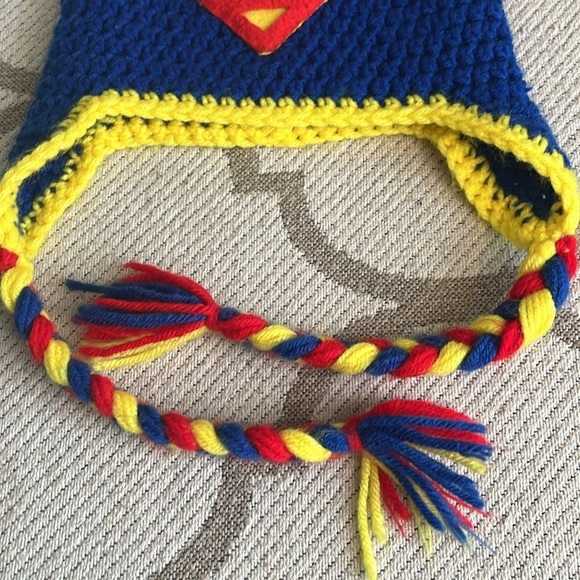 Superman hand knit crocheted winter beanie hat, 3-5 yrs - Picture 4 of 9